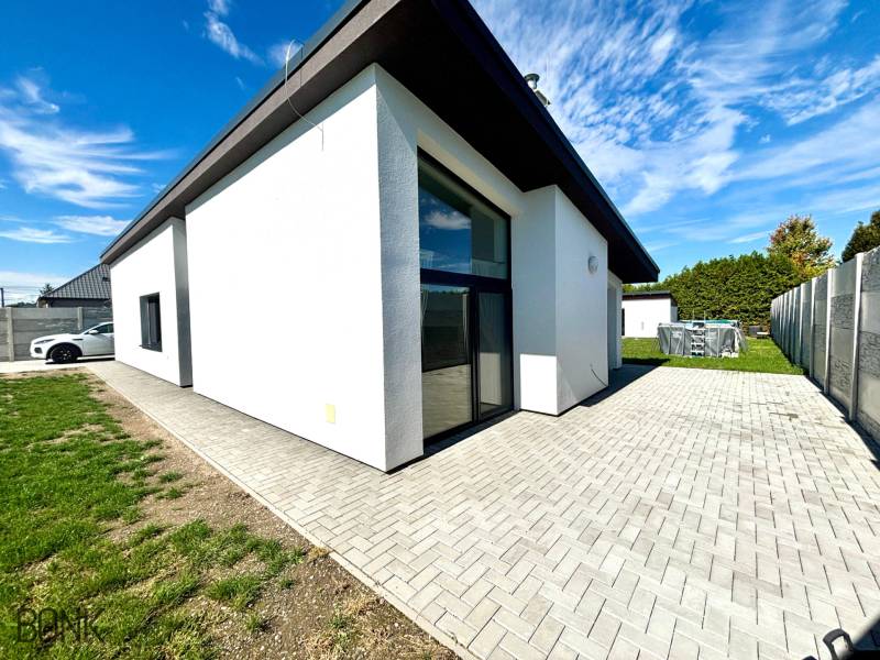 Dom z boku, terasa.jpeg